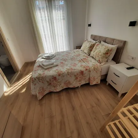 Adil Oda ve Kahvaltı Çeşme