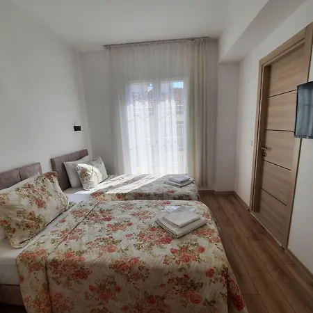 לינה וארוחת בוקר Adil 4*