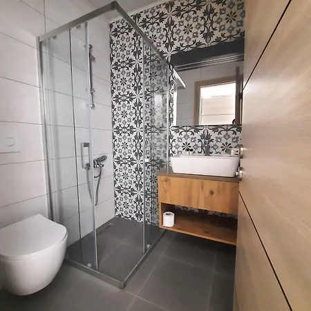 לינה וארוחת בוקר Adil 4*