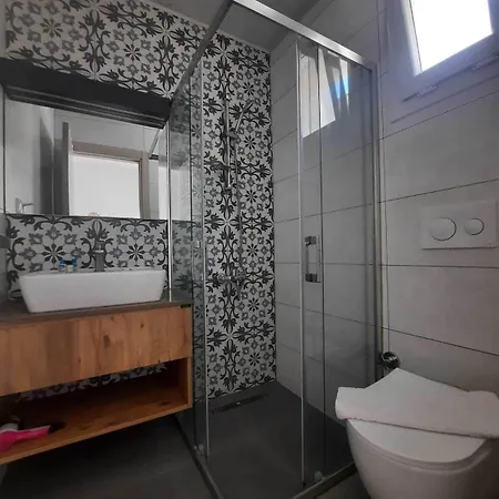 לינה וארוחת בוקר Adil 4*